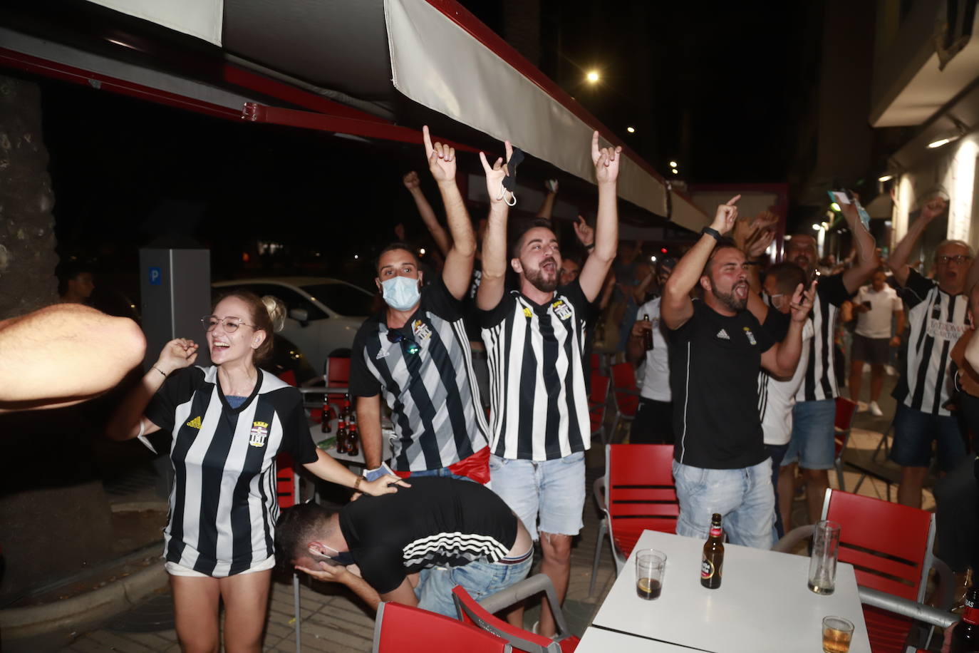 Fotos: Así está viviendo la afición blanquinegra el partido en Cartagena