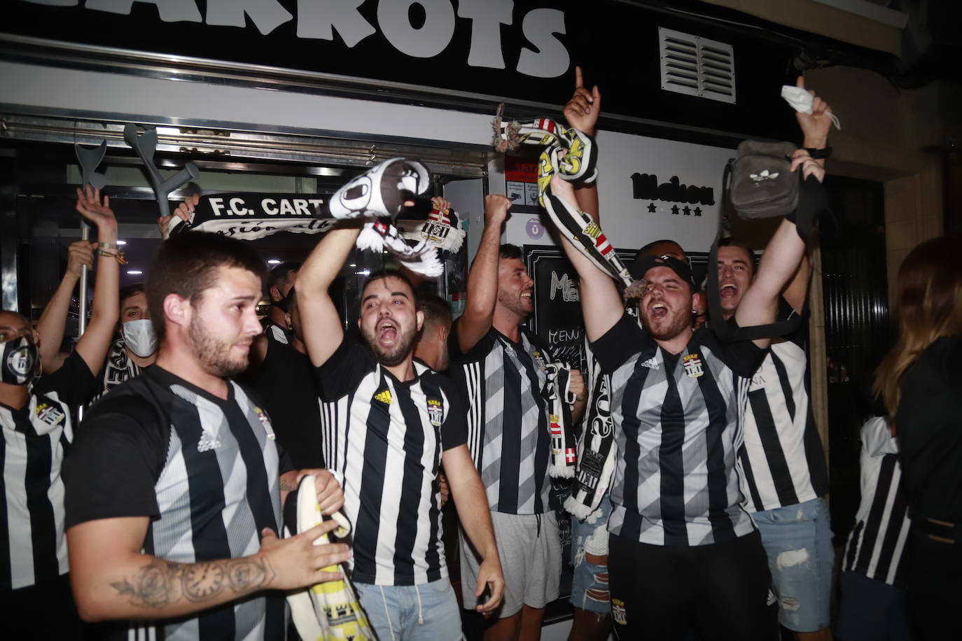 Fotos: Así está viviendo la afición blanquinegra el partido en Cartagena