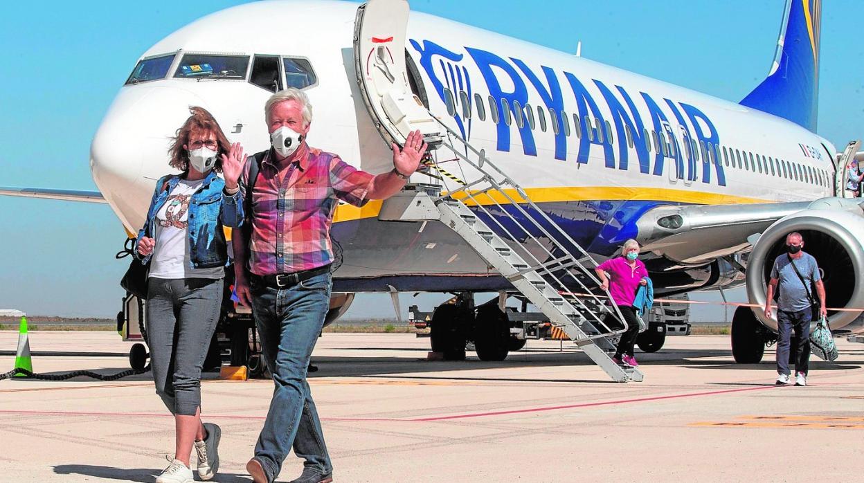 Pasajeros del primer avión que aterrizó en Corvera, el 1 de julio, tras reanudarse los vuelos suspendidos por el estado de alarma. 