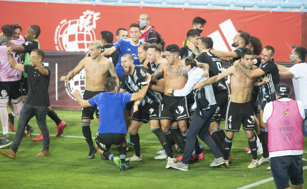 Jugadores y cuerpo técnico del Cartagena celebran el ascenso tras la tanda de penaltis.