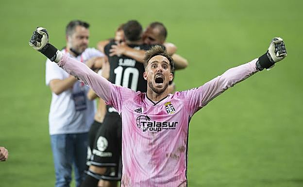 Marc Martínez, héroe de la tanda, celebra el ascenso.