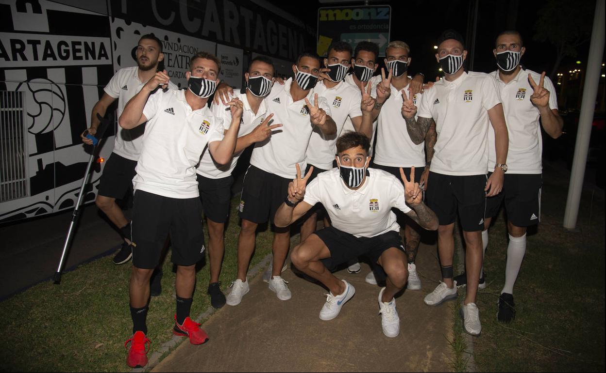La plantilla del FC Cartagena celebra el ascenso, la pasada madrugada.