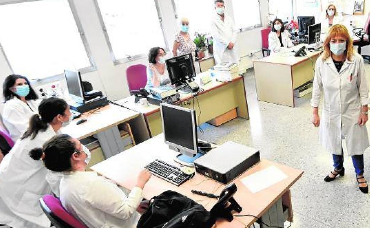 El equipo de 'rastreadores' de Epidemiología con la jefa del servicio, María Dolores Chirlaque, en una imagen de archivo.