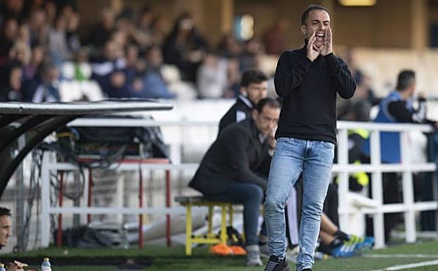 El abulense Borja Jiménez da instrucciones desde la banda.