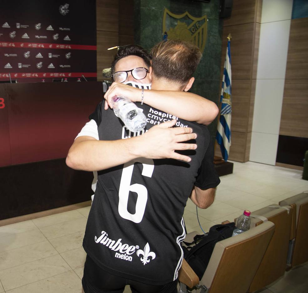 El capitán Cordero se abraza a Paco Belmonte, en la sala de prensa del estadio.