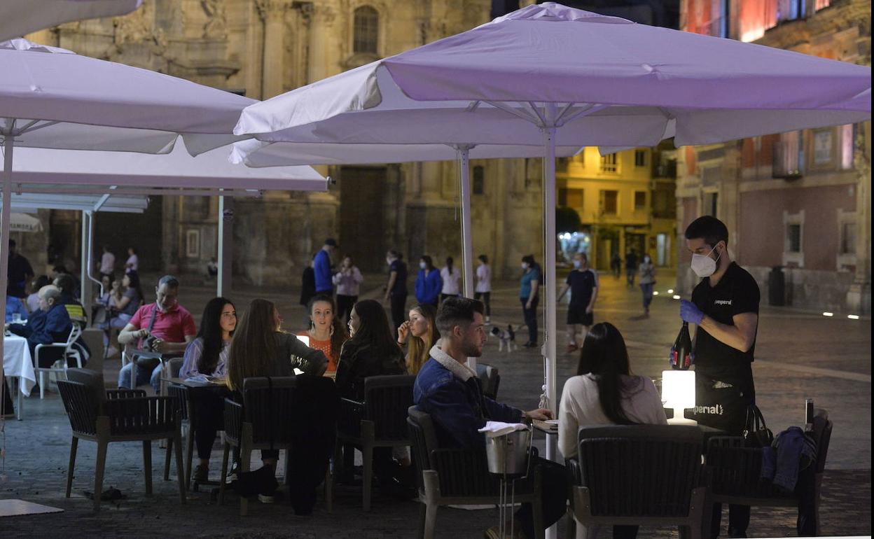 Terraza en la plaza Cardenal Belluga, en Murcia, en una fotografía de archivo.