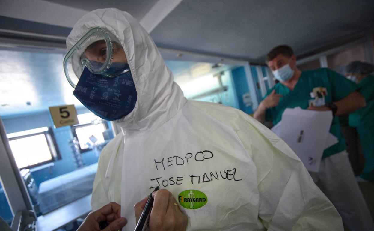 Un sanitario del hospital Morales Meseguer, en Murcia.