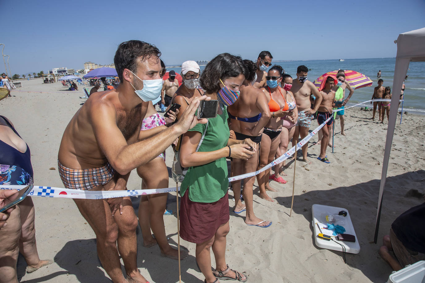 Fotos: Una tortuga boba anida en La Manga