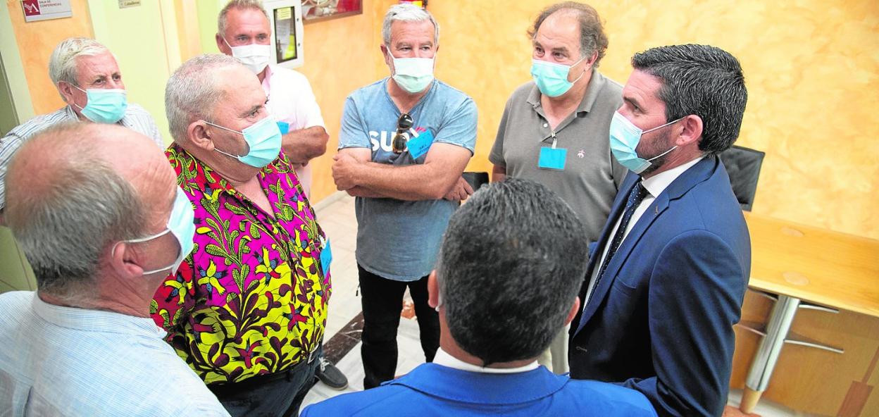 Representantes de asociaciones y cooperativas hablan con el consejero Antonio Luengo tras el pleno. 