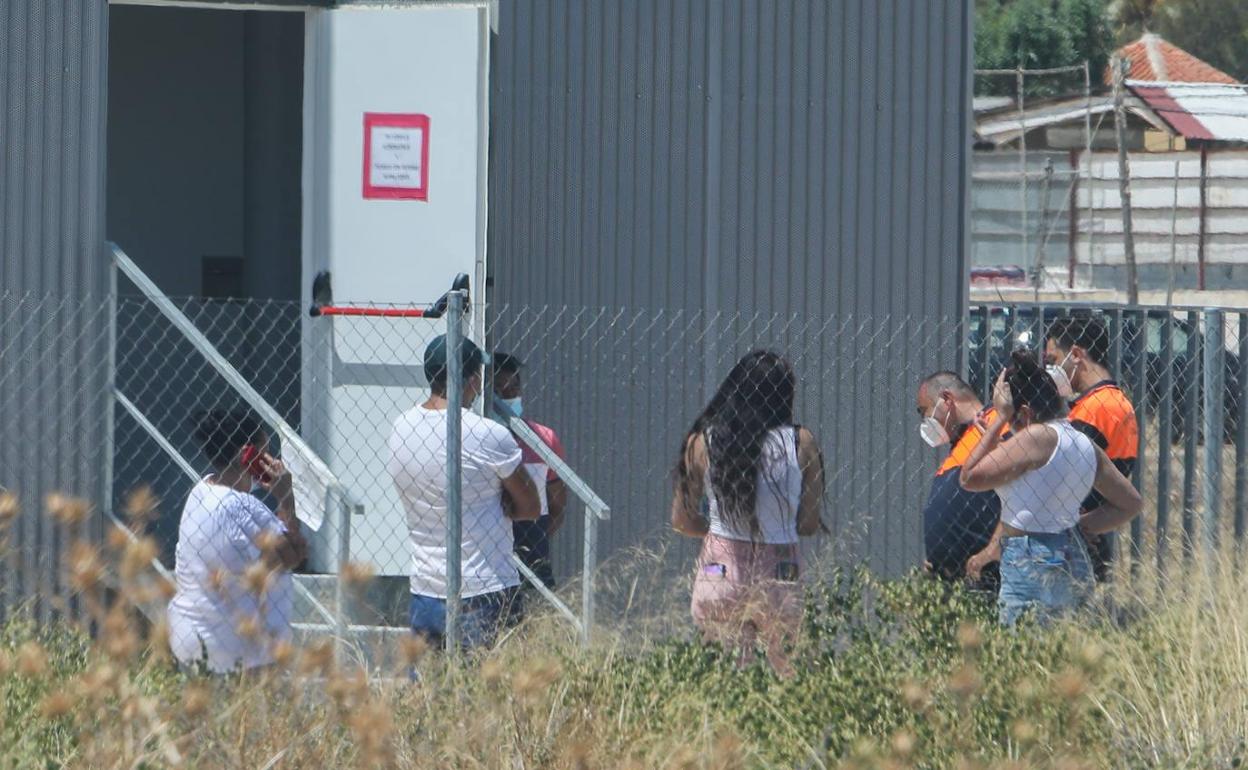 Clientes que estuvieron en el pub de Totana clausurado sometiéndose a las pruebas de la Covid-19.