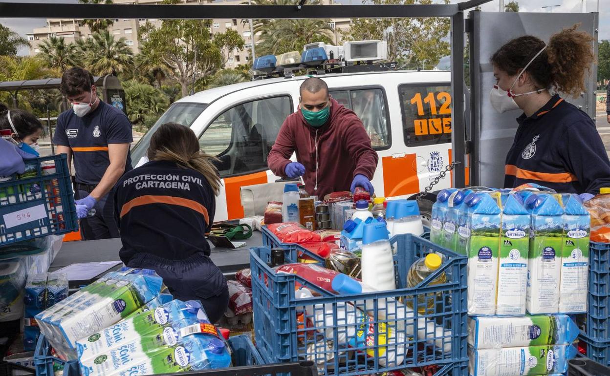 Imagen de archivo del reparto de comida en Cartagena durante el confinamiento. 