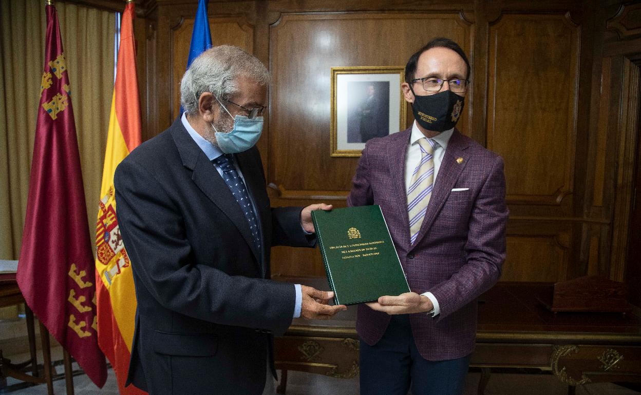 El fiscal superior y el presidente de la Asamblea en el Salón del Príncipe durante la presentación de la Memoria de 2019. 