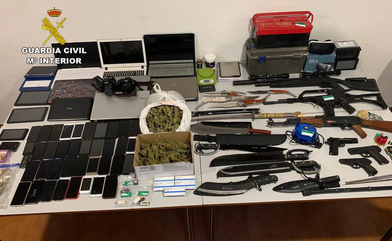 Los útiles incautados en la macrooperación contra el tráfico de drogas en la Vega Alta.