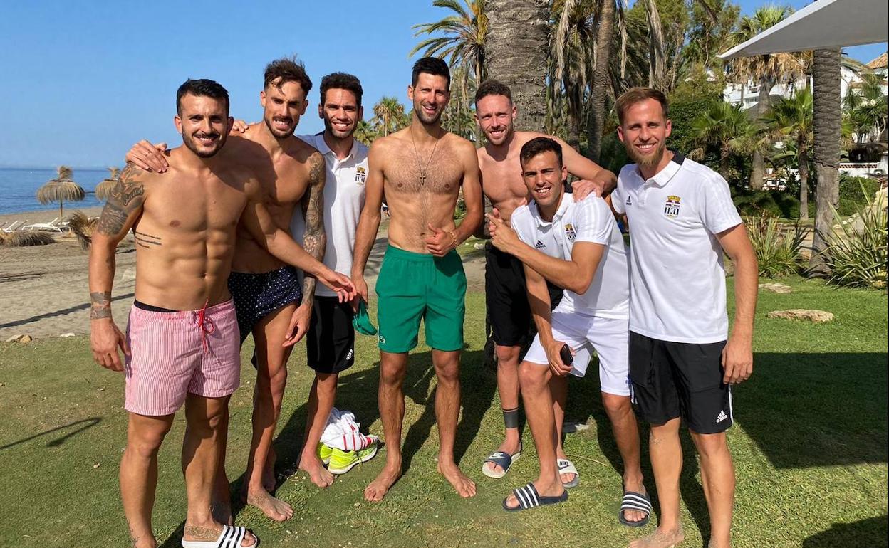Los jugadores del Cartagena con Novak Djokovic.