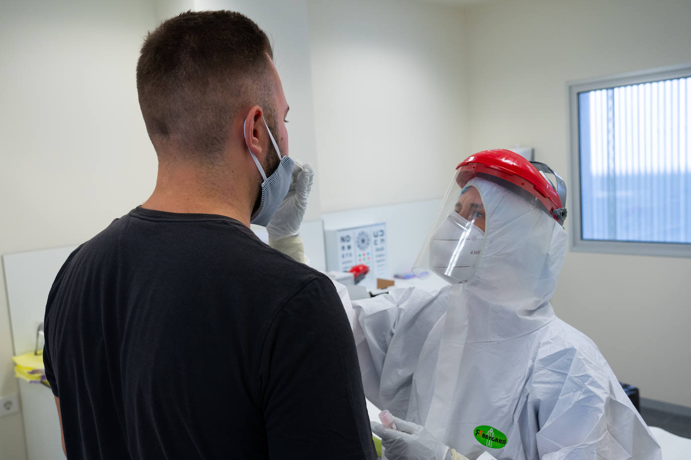 Fotos: Recogida de muestras para las pruebas PCR en Totana