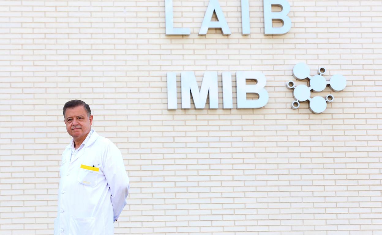 El doctor Pablo Ramírez, posando este viernes ante la fachada del IMIB. 