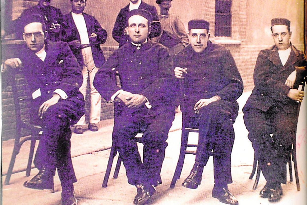 Francisco Largo Caballero y Julián Besteiro, flanqueados por Daniel Anguiano y Andrés Saborit, en el antiguo penal de Cartagena tras la huelga de 1917. 