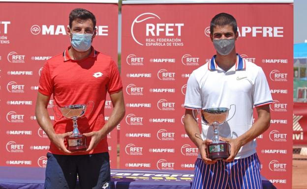 El tenista valenciano Bernabé Zapata, subcampeón, junto a Carlos Alcaraz, campeón de la Liga Mapfre Valor.