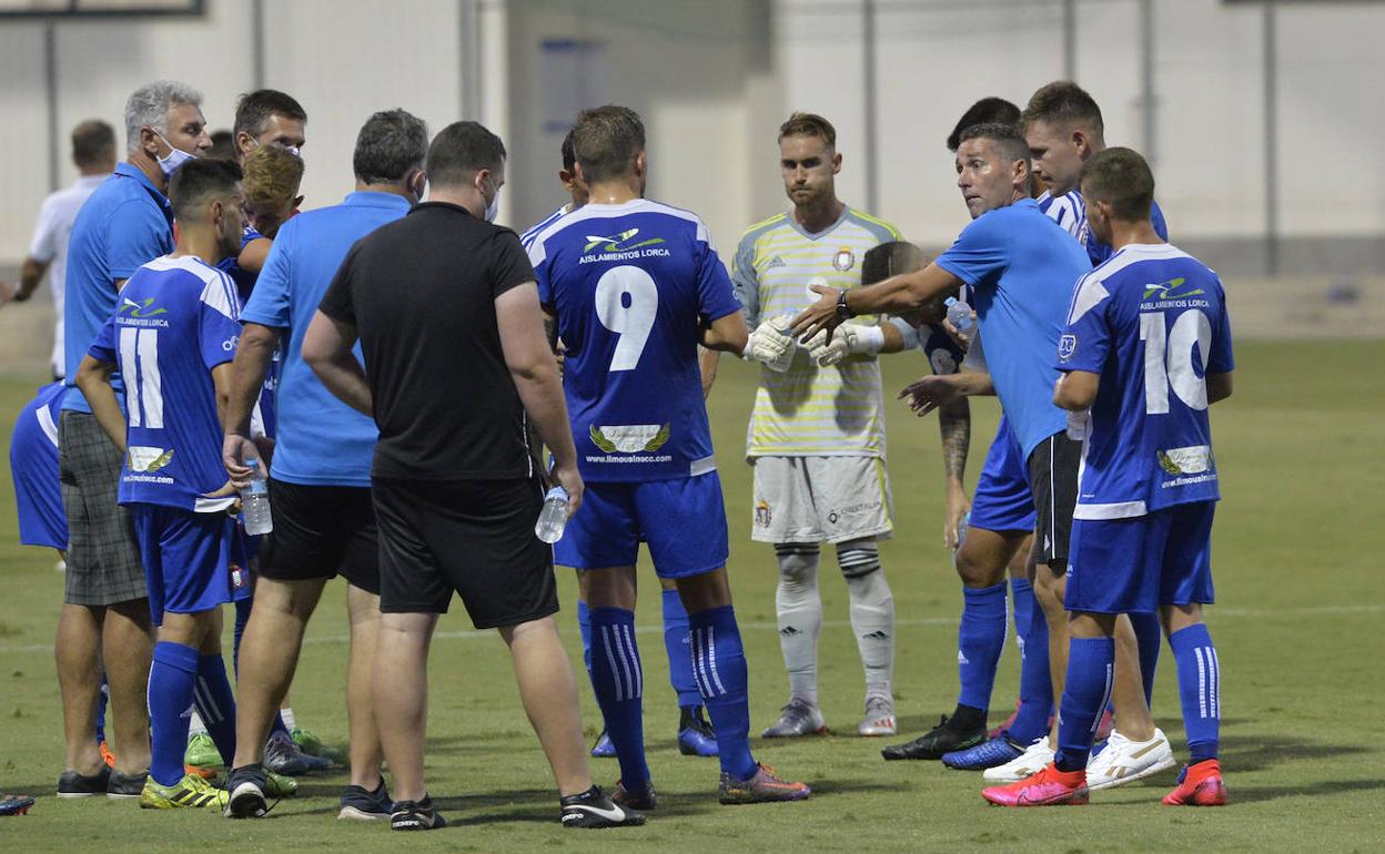 Jugadores y miembros del cuerpo técnico del Lorca Deportiva en el encuentro frente al Atlético Pulpileño.