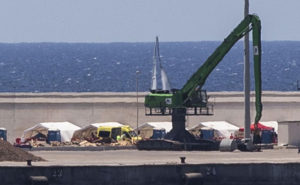 La Delegación confirma la fuga de un centenar de inmigrantes del puerto de Escombreras