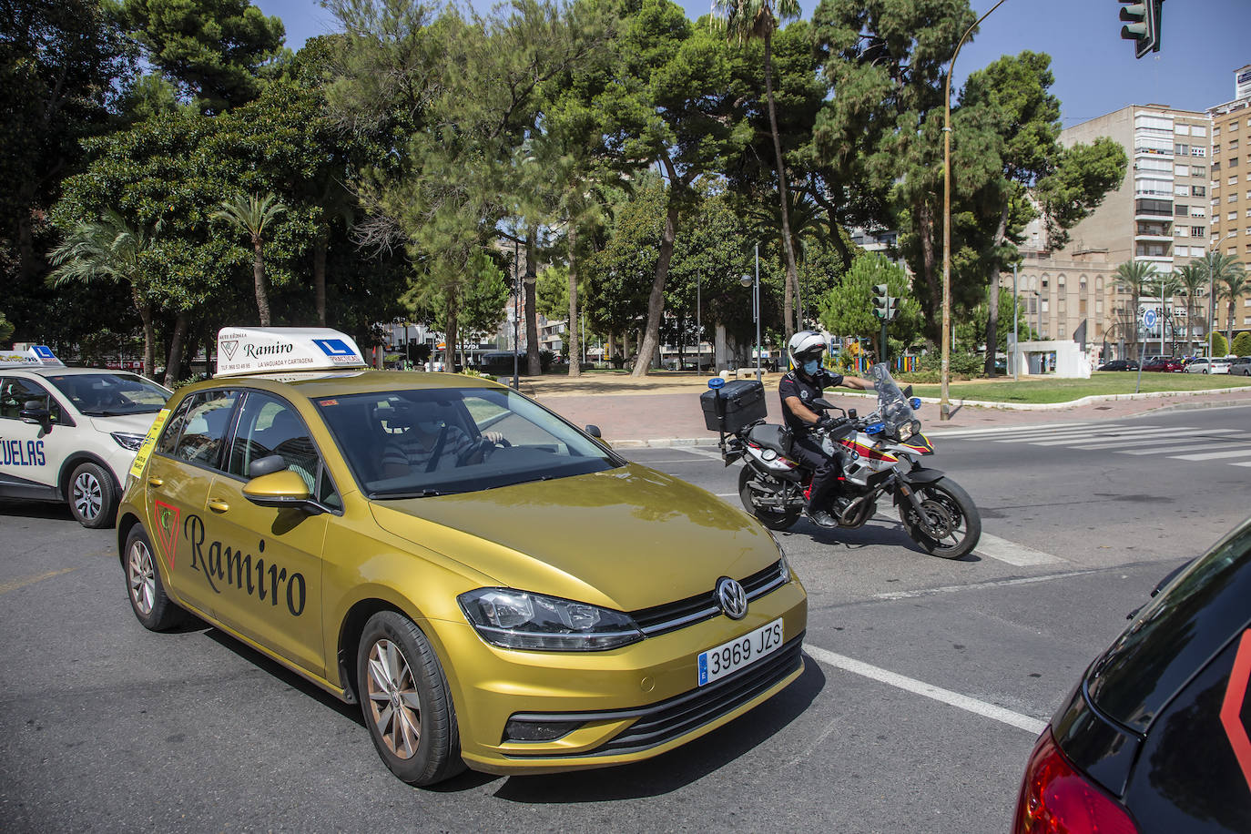 Fotos: Treinta autoescuelas se manifiestan en Cartagena por el parón de exámenes