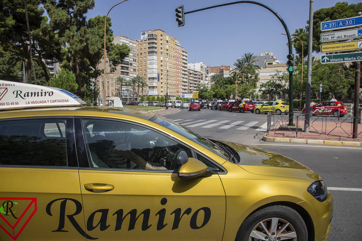 Fotos: Treinta autoescuelas se manifiestan en Cartagena por el parón de exámenes