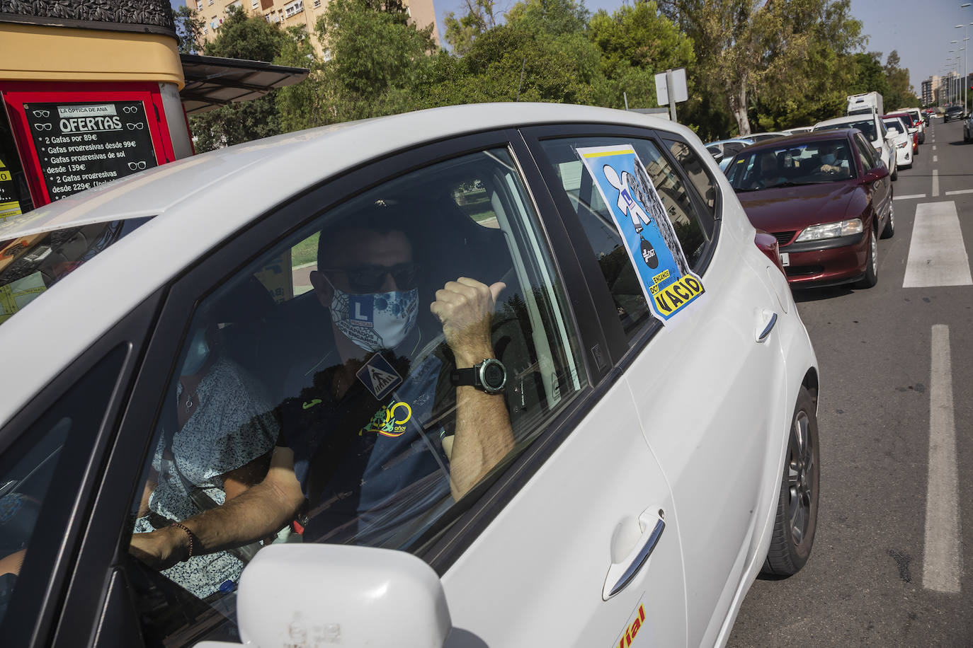 Fotos: Treinta autoescuelas se manifiestan en Cartagena por el parón de exámenes