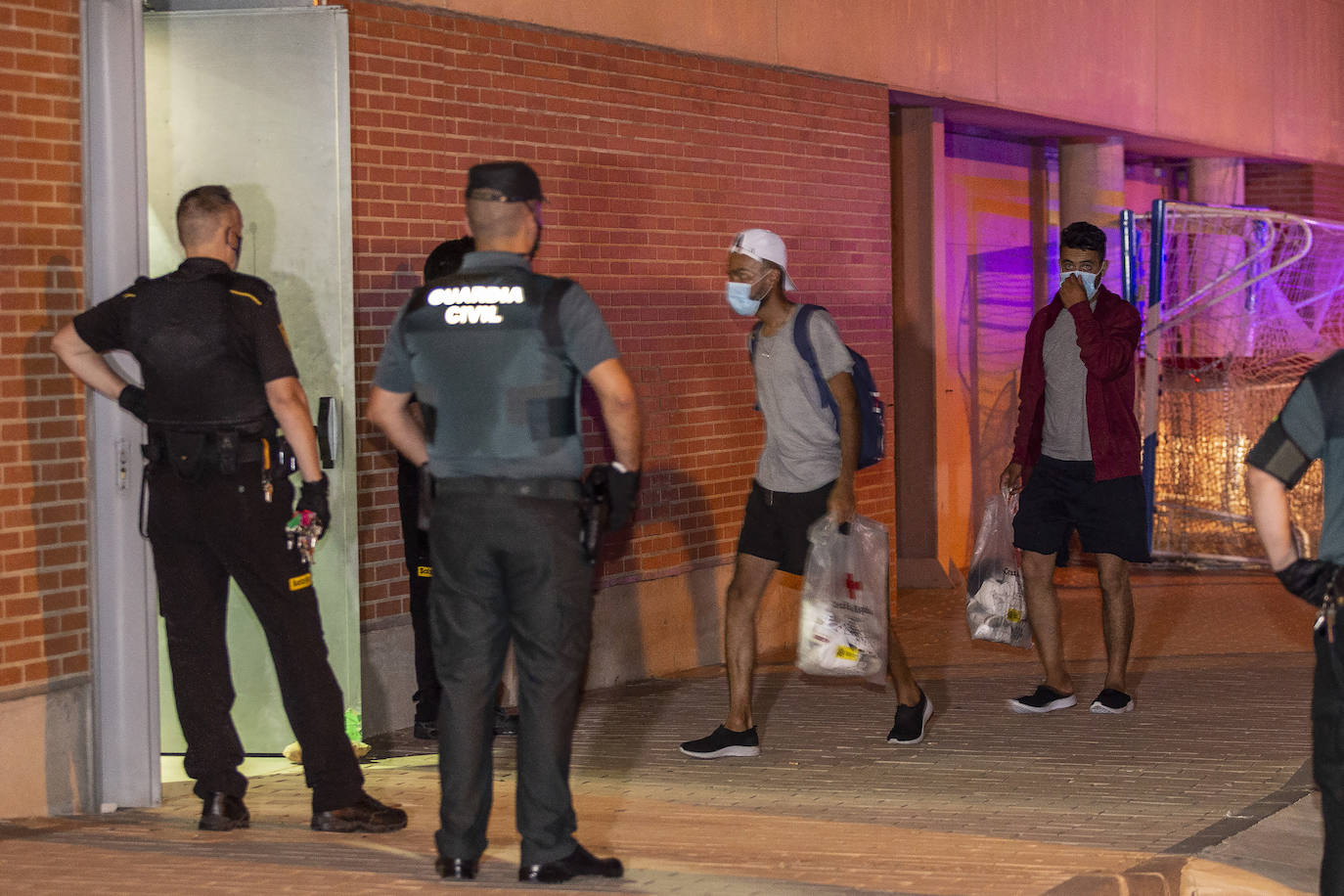 Fotos: Traslado de los inmigrantes en cuarentena al pabellón de Cabezo Beaza