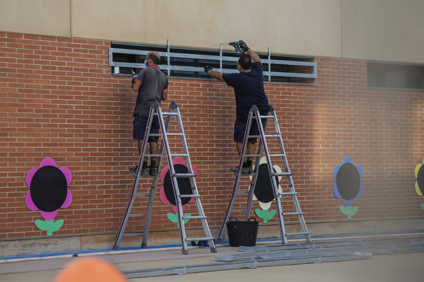 Fotos: Traslado de los inmigrantes en cuarentena al pabellón de Cabezo Beaza