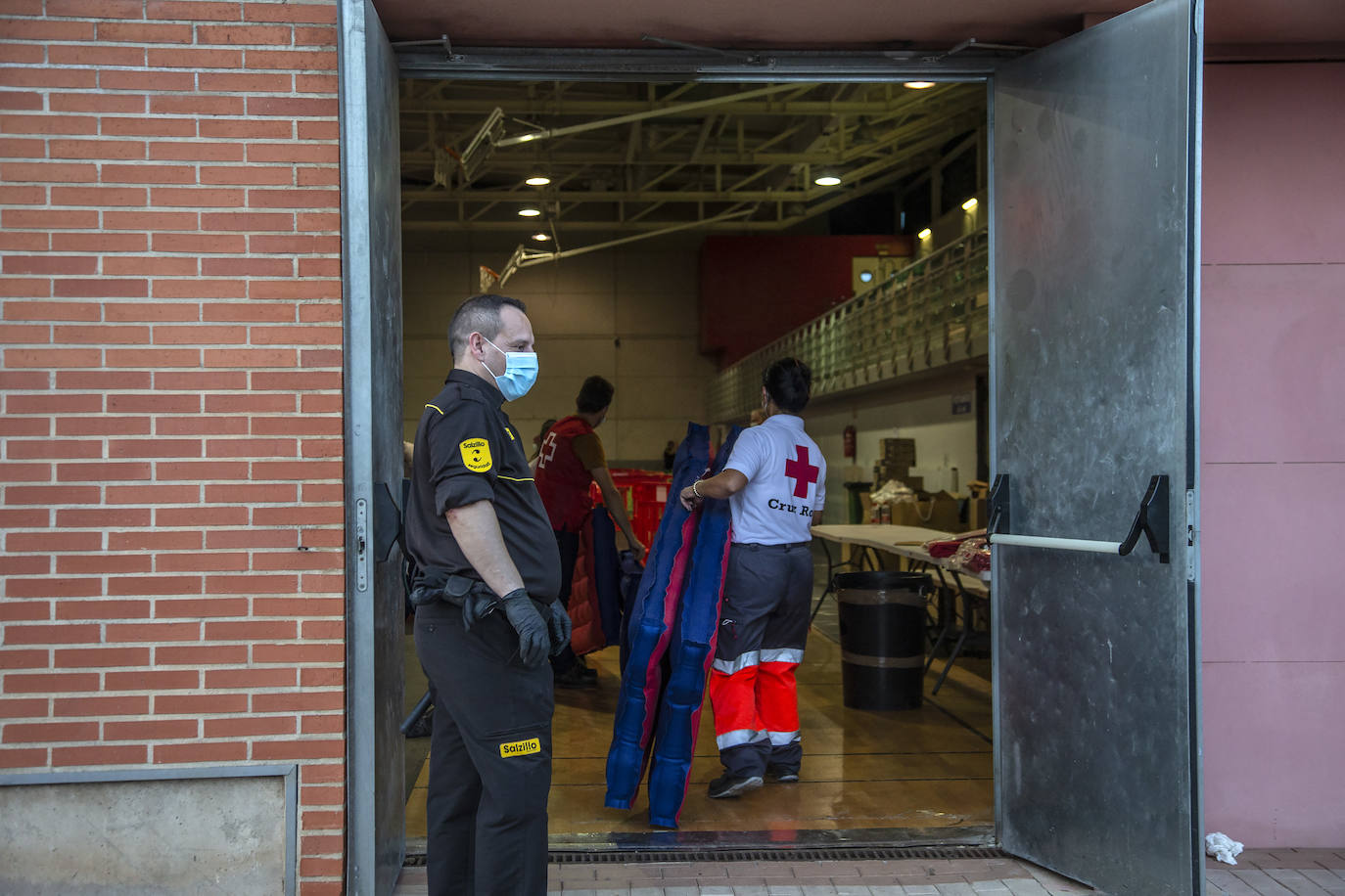 Fotos: Traslado de los inmigrantes en cuarentena al pabellón de Cabezo Beaza