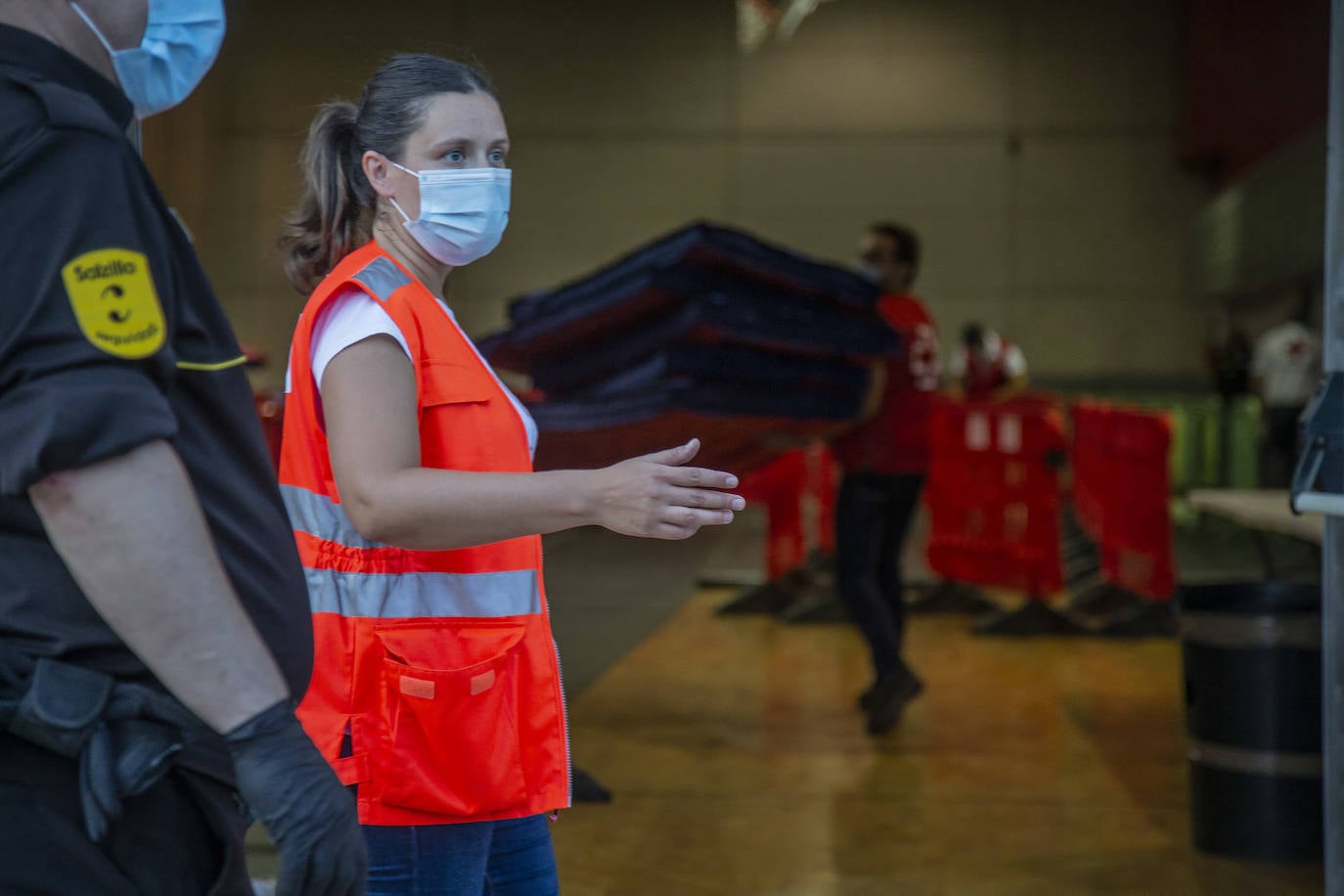 Fotos: Traslado de los inmigrantes en cuarentena al pabellón de Cabezo Beaza