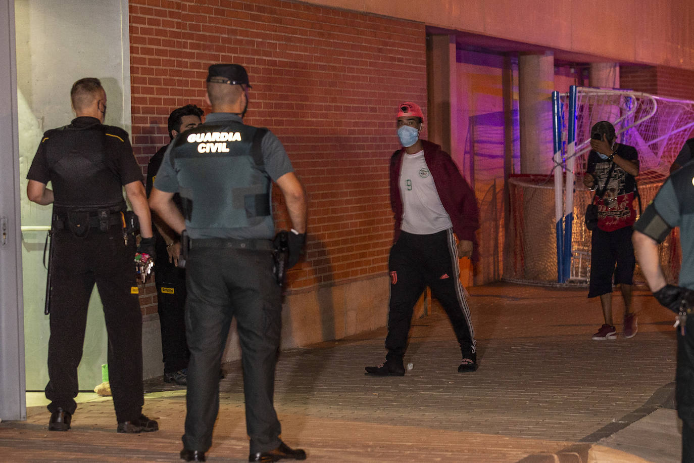 Fotos: Traslado de los inmigrantes en cuarentena al pabellón de Cabezo Beaza