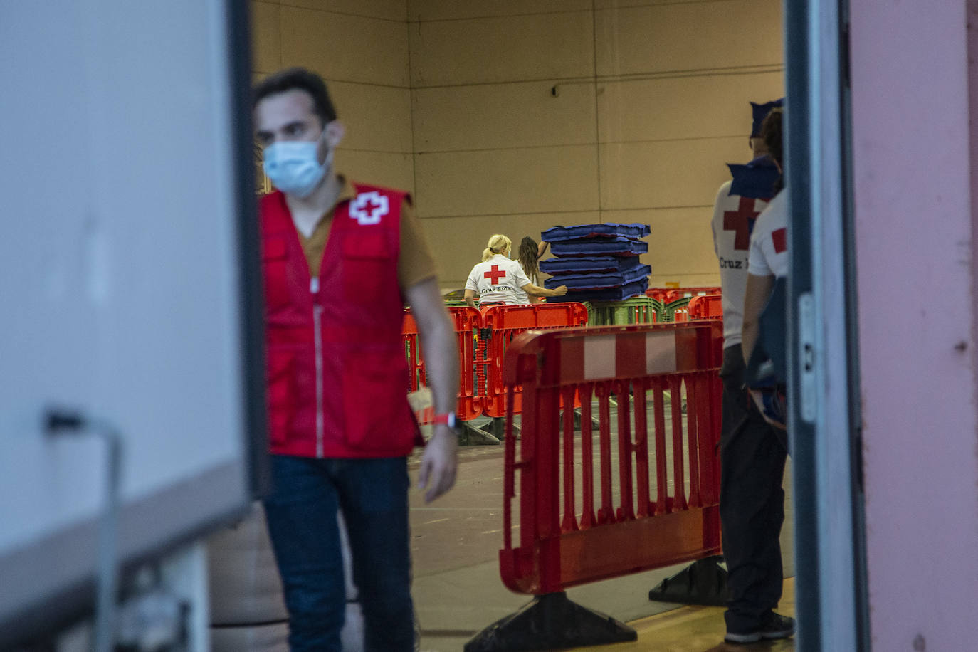 Fotos: Traslado de los inmigrantes en cuarentena al pabellón de Cabezo Beaza