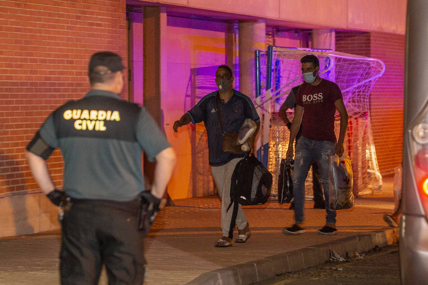 Fotos: Traslado de los inmigrantes en cuarentena al pabellón de Cabezo Beaza