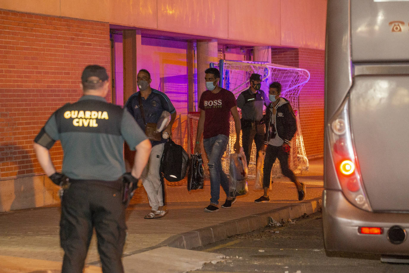 Fotos: Traslado de los inmigrantes en cuarentena al pabellón de Cabezo Beaza