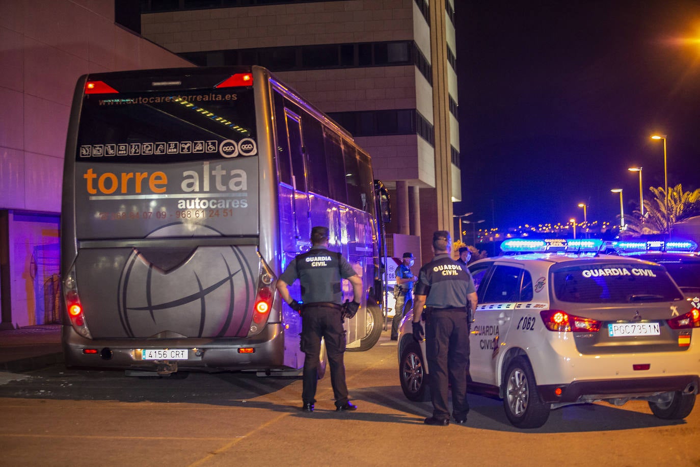 Fotos: Traslado de los inmigrantes en cuarentena al pabellón de Cabezo Beaza