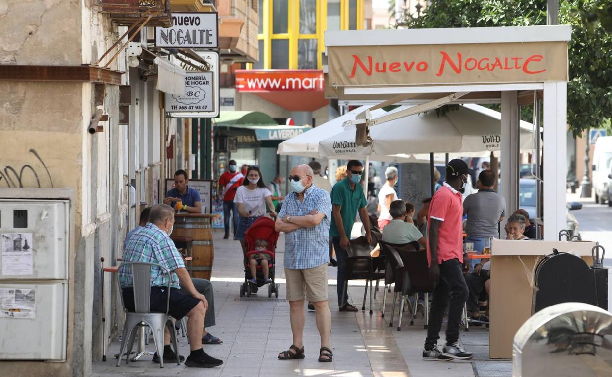 Viandantes con marscarilla por las calles de Lorca. 