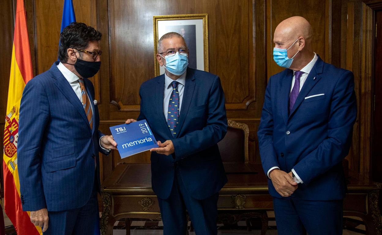 Pasqual del Riquelme (i) y Parra (d) entregan la memoria del TSJ a Castillo (c) en su visita ayer a la Asamblea regional.