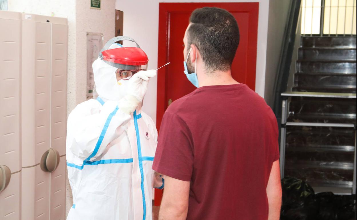 Un sanitario realiza una prueba PCR en el punto Covid de San Diego, en Lorca.