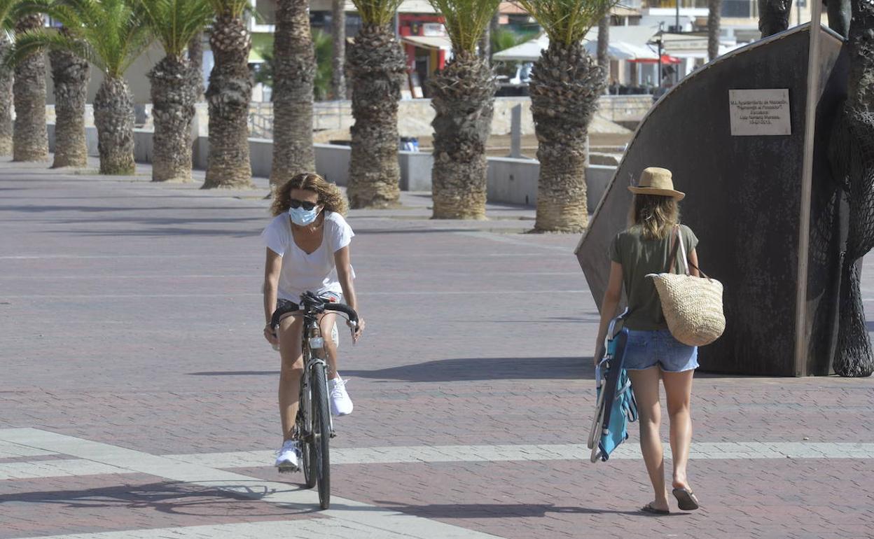 Dos viandantes por un Puerto de Mazarrón casi vacío, a principios de la semana.