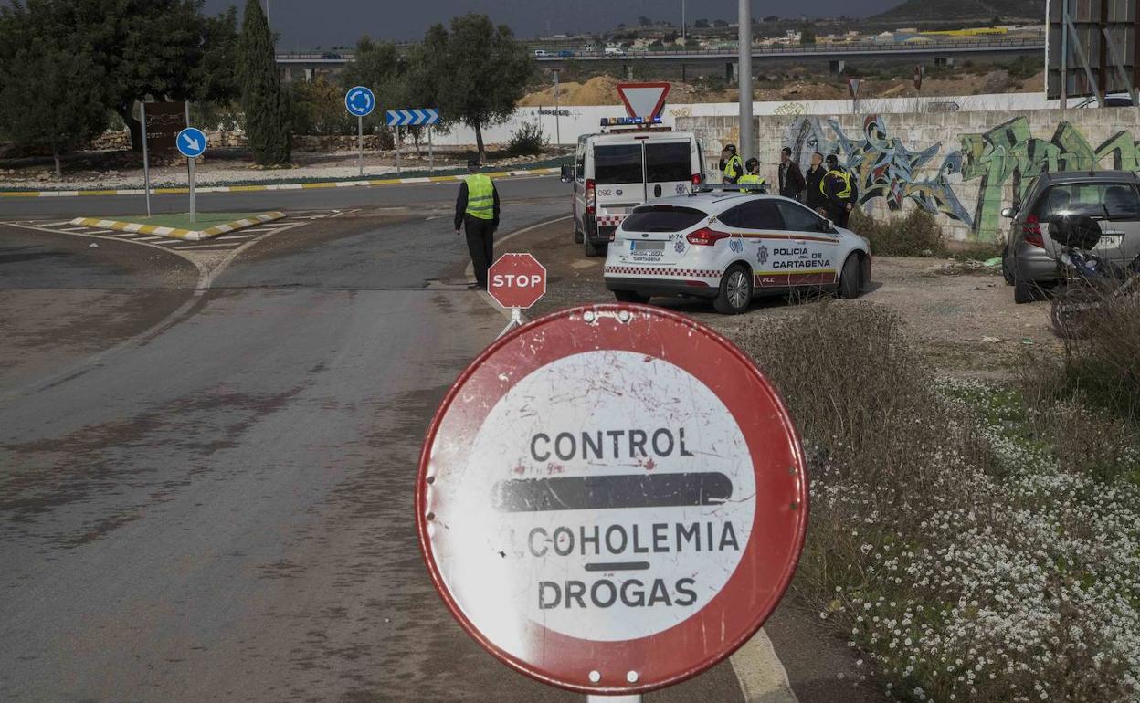 Un control de alcoholemia y drogas de la Policía Local de Cartagena, en una fotografía de archivo.