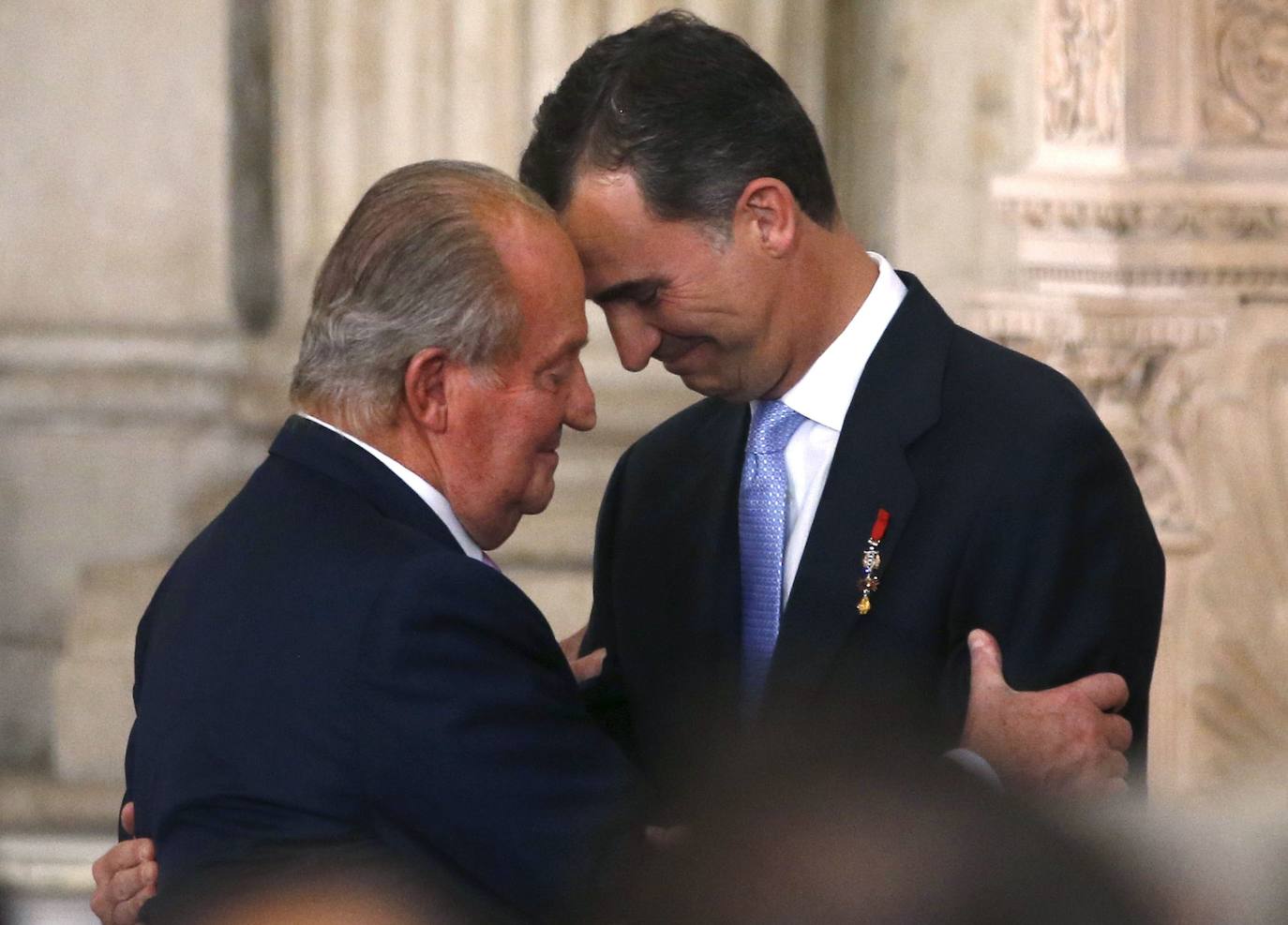 2014. El abrazo de padre a hijo durante la firma de la abdicación de Juan Carlos. Felipe se convertía en Rey de España.