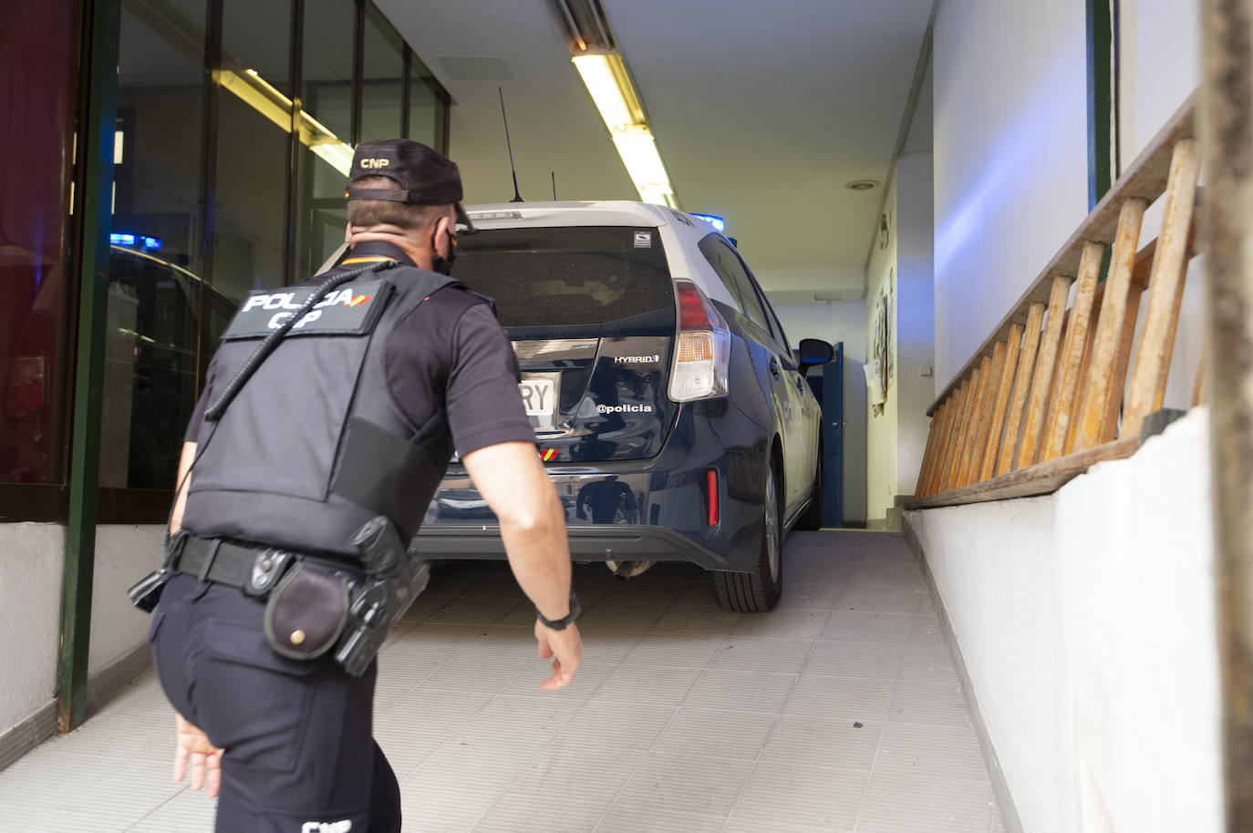 Fotos: La Policía traslada al hijo del médico José Antonio Villegas a dependencias de la Jefatura Provincial de Murcia