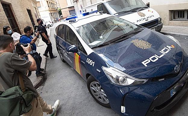 Galería. Agentes de la Policía Nacional trasladan este martes al hijo del médico José Antonio Villegas, presunto responsable de la muerte de su padre.