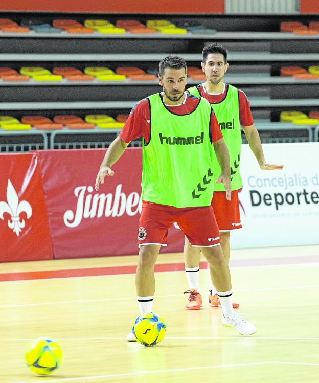 Andresito controla el balón, ayer en el Palacio de Deportes, con Bebe al fondo. 