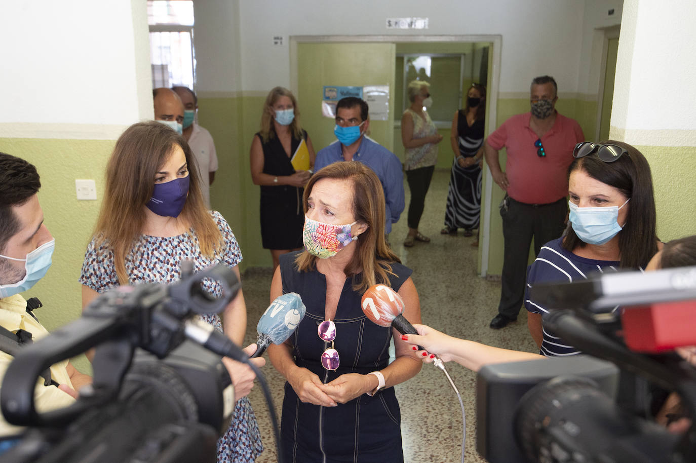 Fotos: Pintan juegos tradicionales en los patios de los colegios de Murcia
