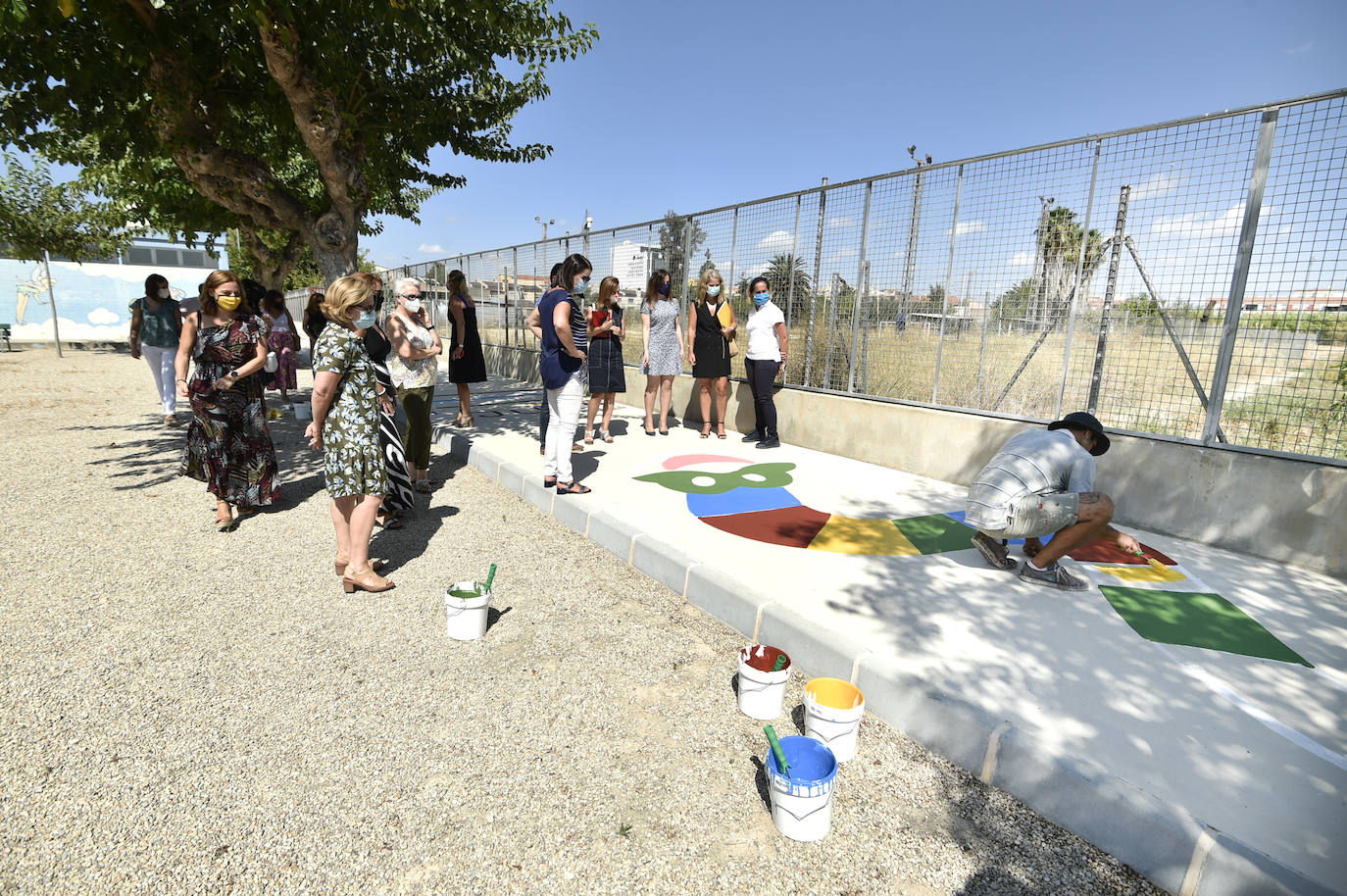 Fotos: Pintan juegos tradicionales en los patios de los colegios de Murcia