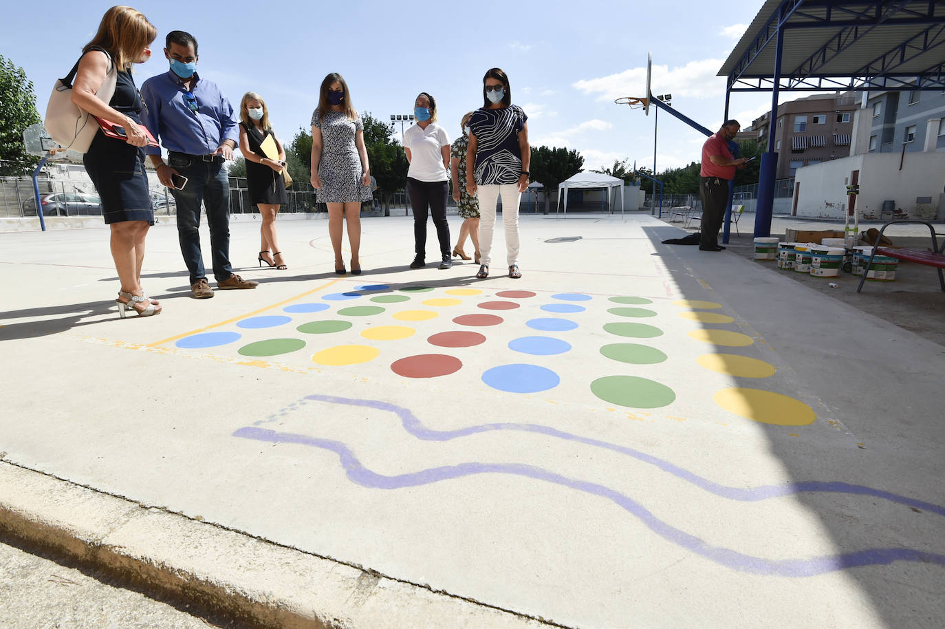 Fotos: Pintan juegos tradicionales en los patios de los colegios de Murcia