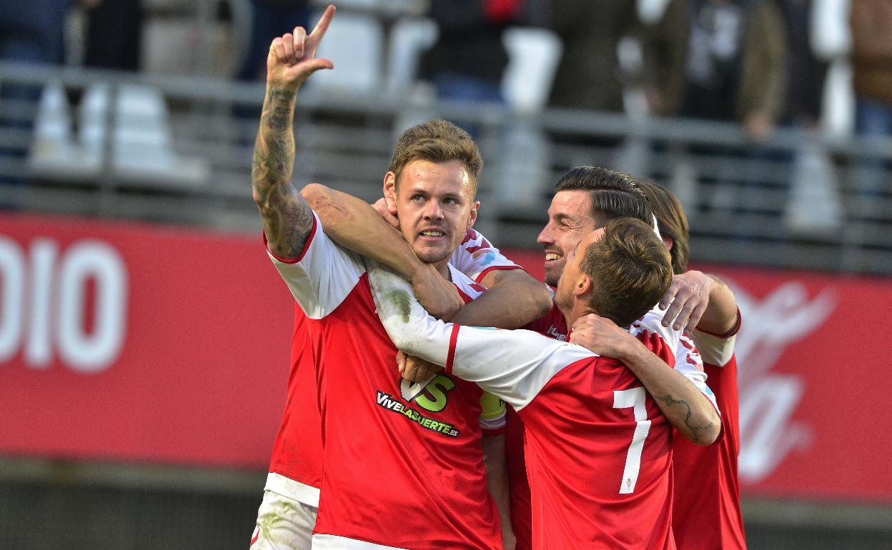 Charlie Dean celebra un gol durante su etapa en el Real Murcia.