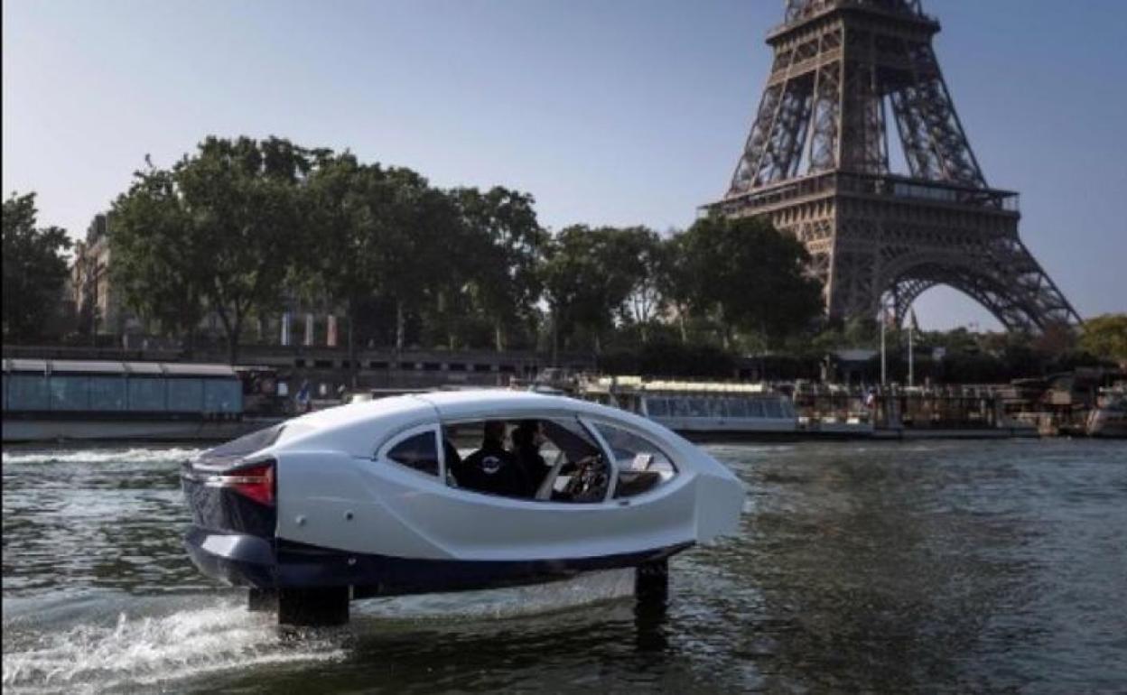 Un SeaBubble navega en el Sena a su paso por París.
